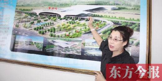 梁園區(qū)高鐵建設指揮部常務副指揮長、梁園區(qū)委副書記杜麗亞向記者介紹高鐵站效果圖
