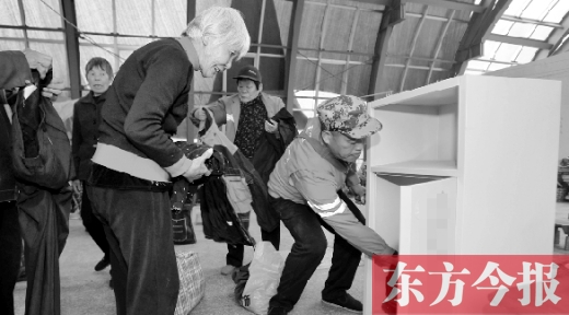 　11月5日，孫德坤把棉衣送到今報(bào)的一處“愛有所衣”站點(diǎn)