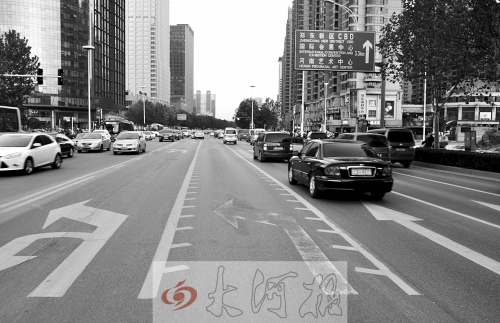 這條畫有多條短斜線的車道就是可變車道，視車流量大小而定，直行車輛多時它是一個直行車道，左轉(zhuǎn)車輛多時它