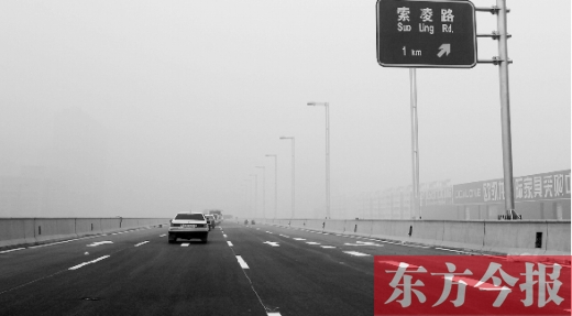 昨天上午，東方今報(bào)記者跟隨鄭州市交巡警部門，提前探路已具備通車條件的鄭州市三環(huán)快速路