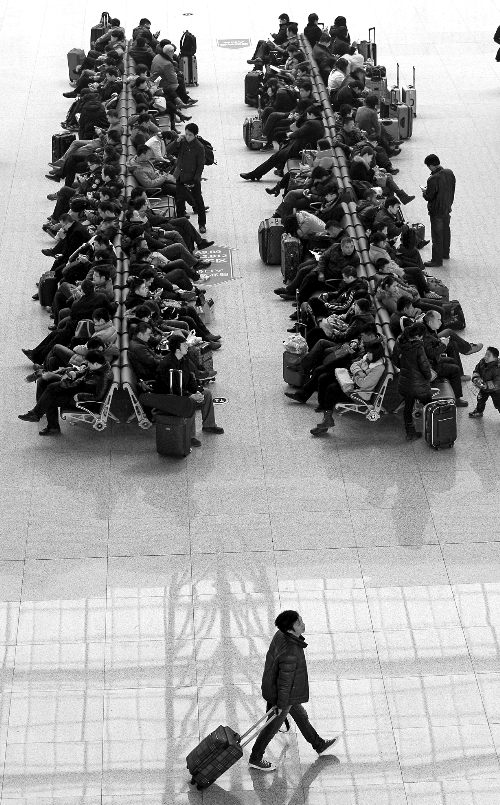 鄭州東站候車室，一些乘客在候車。