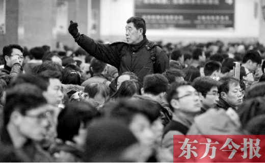 一場雨夾雪讓鄭州火車站的客流又增加了不少。昨天，售票大廳內(nèi)排隊購票的旅客摩肩接踵
