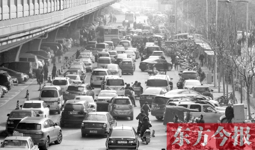 鄭大一附院北門(mén)的馬路被非機(jī)動(dòng)車(chē)占去一條車(chē)道，這里也極易造成交通擁堵