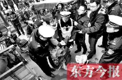 面對(duì)要暫扣的非機(jī)動(dòng)車(chē)，看車(chē)人急了