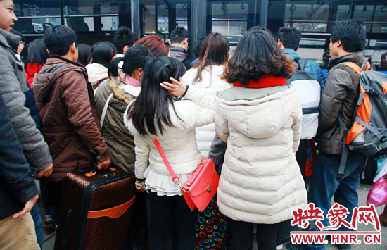 金水路紫荊山公交樞紐站牌處經(jīng)常是人頭攢動(dòng)。