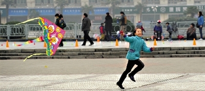 昨日,省會天氣晴好,春意盎然。上午,在綠城廣場,一個小女孩在快樂地放風箏。