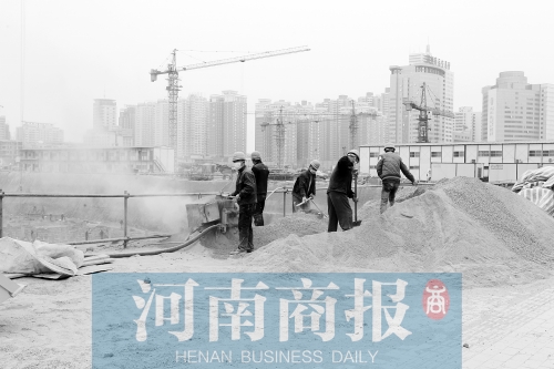 緯二路與東明路交叉口附近，一處工地上塵土飛揚(yáng) 記者 鄧萬里/攝