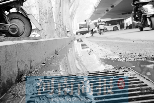 現(xiàn)場，污水流到了機動車道上