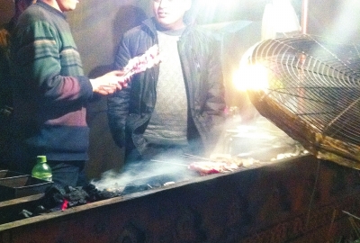 露天燒烤整夜煙熏火燎，路邊居民苦不堪言。