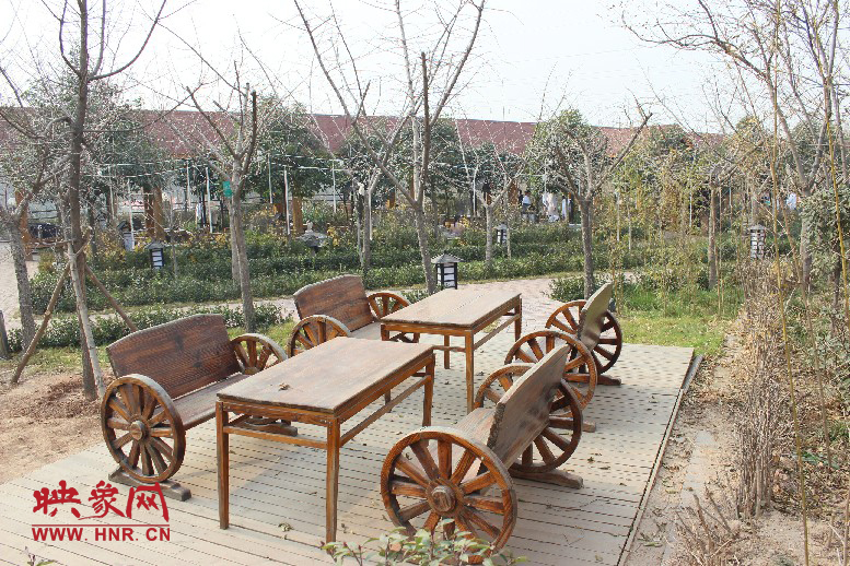 四五成群在這打牌，也是很有味道的一件事