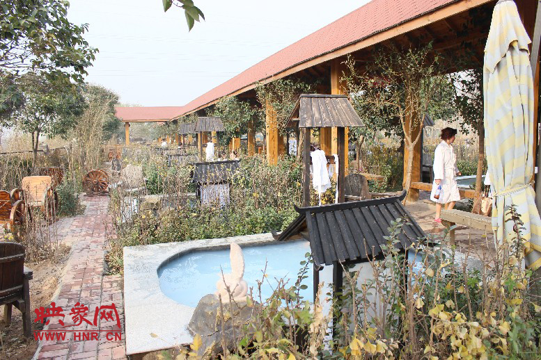 各種小溫泉池，溫度有高有低，每個池用料不同有各種功效