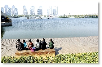 昨天中午，如意湖畔，在這樣的天氣曬太陽是一種享受。 記者 馬健 圖