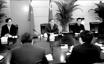 11月30日，中共中央政治局常委、中央紀(jì)委書記王岐山在北京主持召開座談會，聽取專家學(xué)者對黨風(fēng)廉政建設(shè)和反腐敗工作的意見和建議。新華社發(fā)