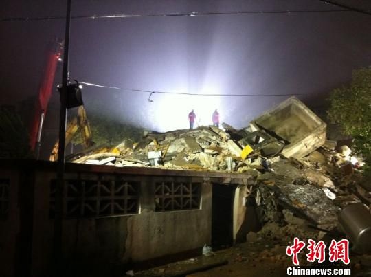 六層民房倒塌現(xiàn)場。何蔣勇　攝