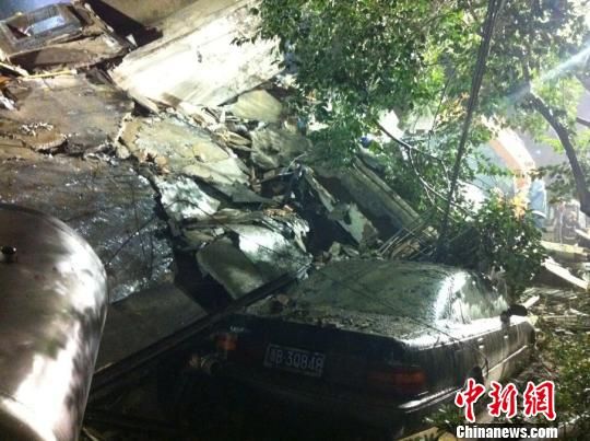 六層民房倒塌現(xiàn)場。何蔣勇　攝