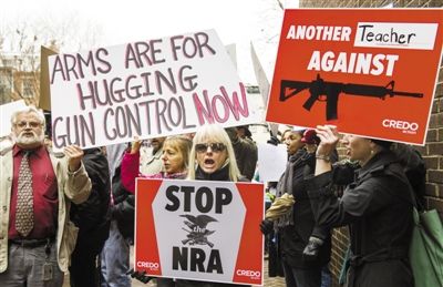12月17日，華盛頓，示威者來到美國“全國槍支協(xié)會(huì)”在國會(huì)的說客辦公室表達(dá)控制槍支的訴求。