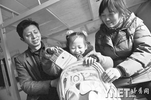 這是范勇一家在北京過得第二個春節(jié)，小女兒給記者展示習(xí)總書記送的書。