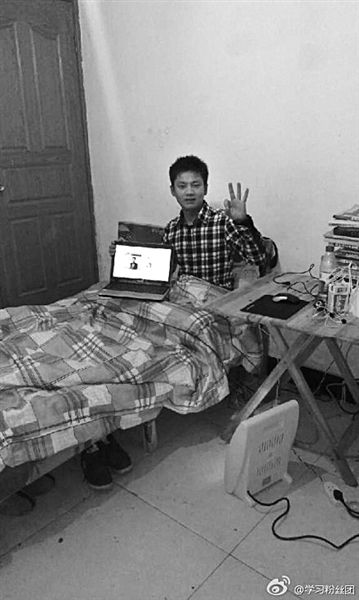 張洪銘在微博上發(fā)了張照片。照片顯示，他居住的屋子主要有一床一桌，寒冬里以電暖器取暖。