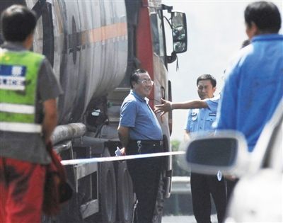 陜西“表哥”楊達(dá)才在車禍現(xiàn)場(chǎng)。資料圖