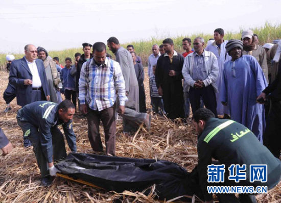 2月26日，在埃及旅游城市盧克索附近，急救人員在熱氣球事故現(xiàn)場搬運遇難者遺體。 新華社發(fā)