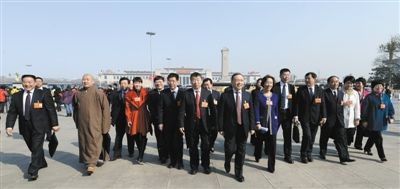 昨日，中國人民政治協(xié)商會議第十二屆全國委員會第一次會議在北京人民大會堂開幕。這是全國政協(xié)委員走向人民大會堂。新華社記者 陳樹根 攝