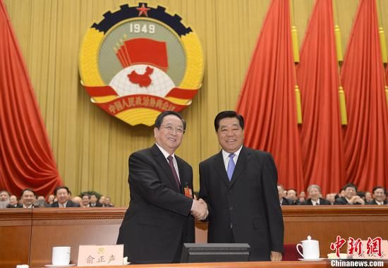 3月11日下午，全國政協(xié)十二屆一次會議在北京人民大會堂舉行第四次全體會議，俞正聲當(dāng)選政協(xié)第十二屆全國委員會主席。圖為政協(xié)第十一屆全國委員會主席賈慶林和俞正聲握手，表示祝賀。中新社發(fā) 廖攀 攝