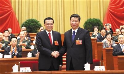 昨日，人大會議投票表決，決定李克強(qiáng)為國務(wù)院總理后，習(xí)近平和李克強(qiáng)親切握手。 新華社記者 蘭紅光 攝