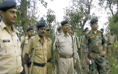 電視畫面顯示，大量警察在案發(fā)地搜查疑犯。