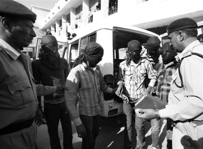 3月18日，印度中央邦，涉嫌輪奸瑞士女游客的男子被押往法庭。據(jù)悉，6名男子均面臨搶劫指控，其中4人面臨強奸指控。