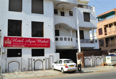 3月19日，印度北部阿格拉，一名英國(guó)女游客在旅館住店，有兩人企圖闖入她的房間，因害怕遭到強(qiáng)奸，她從旅