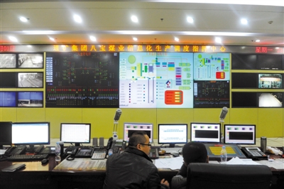 前日，八寶煤業(yè)公司，大家監(jiān)控井內(nèi)狀況。新華社 張楠 攝