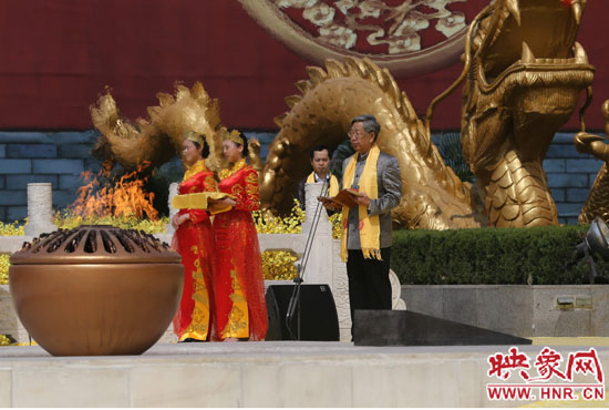 中華炎黃文化研究會(huì)會(huì)長(zhǎng)許嘉璐宣讀拜祖大典拜祭文。映象網(wǎng)記者 邵恰 攝