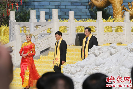 　河南省委書記、省人大常委會(huì)主任郭庚茂，河南省省長(zhǎng)謝伏瞻敬獻(xiàn)花籃。映象網(wǎng)記者 邵恰 攝