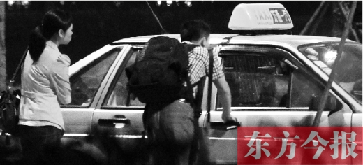 5月1日，記者夜探鄭州火車(chē)東站黑出租車(chē)，司機(jī)告知記者不打表40元，記者上車(chē)錄音取證