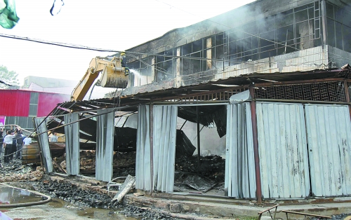 大火燒了近4個小時，中牟縣貿(mào)易區(qū)被燒得面目全非。