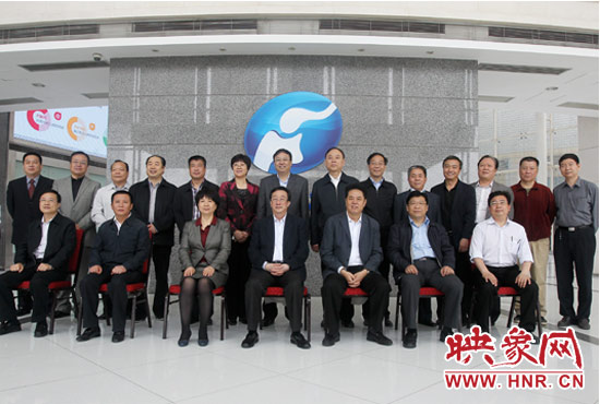 郭庚茂等省領(lǐng)導(dǎo)與省廣電局、河南電視臺的同志們合影