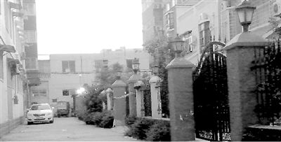 拉警戒線的地方就是高家居住的15號(hào)樓。高天峰居住在榮華小區(qū)一棟復(fù)式二層樓，三戶人家各有獨(dú)院。榮華小區(qū)一名業(yè)主供圖