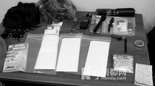 在福格爾身上發(fā)現(xiàn)的技術(shù)裝備和易容用具。