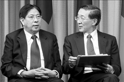 昨天凌晨,菲駐臺北馬尼拉經(jīng)濟(jì)文化辦事處代表白熙禮(左)與臺灣外事部門負(fù)責(zé)人林永樂在臺北共同舉行記者會。圖/CFP