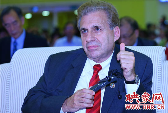 聽(tīng)到關(guān)于鄭州航空港經(jīng)濟(jì)綜合實(shí)驗(yàn)區(qū)的介紹，約翰.卡薩達(dá)博士豎起了大拇指