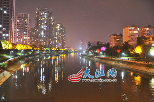 夜幕下的玉帶河，風景很好，但是臭氣熏天。