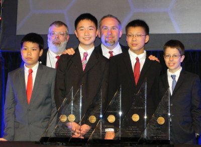 孫嘯秋(右二)與獲得團(tuán)體組冠軍的隊(duì)友任昊淼(前左一)、林浩然(前左二)、Matthew Lipman