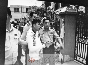 吳強指認現(xiàn)場(翻拍),他是高胖雇用的殺手之一。