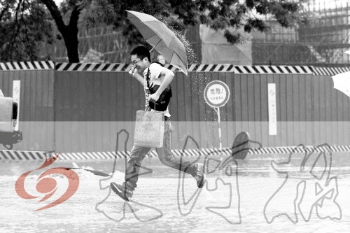 鄭州經(jīng)三路與北環(huán)交叉口處，積水較深，行人們不得不“練輕功”。 記者 白周峰 攝影