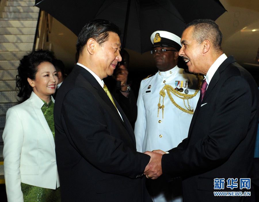 特立尼達(dá)和多巴哥總統(tǒng)卡莫納夫婦、總理比塞薩爾等到機(jī)場迎接習(xí)近平和夫人彭麗媛。饒愛民 攝