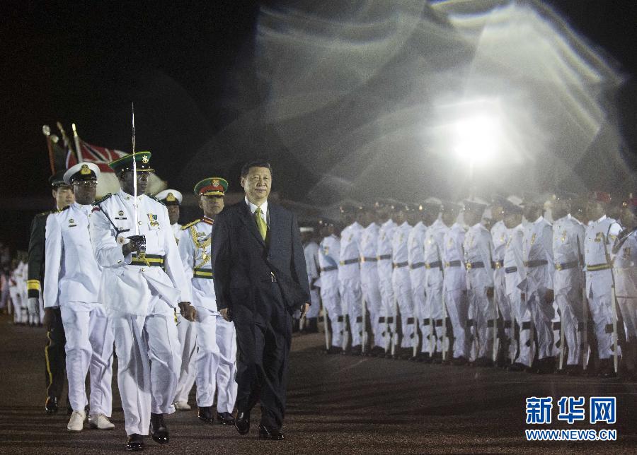 這是習(xí)近平主席檢閱儀仗隊(duì)。 蘭紅光 攝