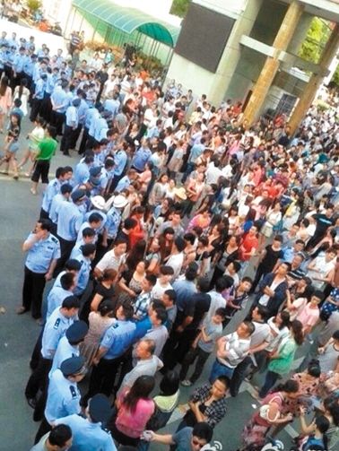 　考生家長(zhǎng)圍堵在考點(diǎn)門口。 網(wǎng)絡(luò)截圖