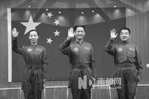 神舟十號(hào)航天員王亞平(左)、聶海勝(中)、張曉光(右)。 新華社發(fā)