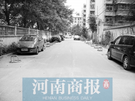 城市公共道路，成了很多人的“停車場(chǎng)” 記者 邱曉峰/攝