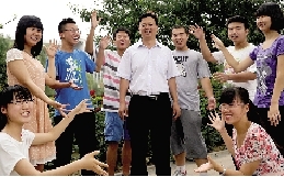 同學(xué)們用手臂連成光環(huán)，把班主任老師圍起來(lái)，表達(dá)對(duì)他的敬意和謝意。